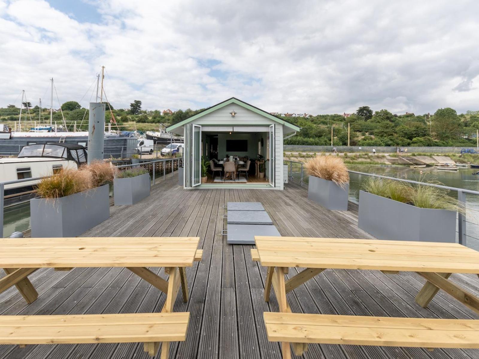 Pass The Keys The Pontoon Villa Southend-on-Sea Exterior photo