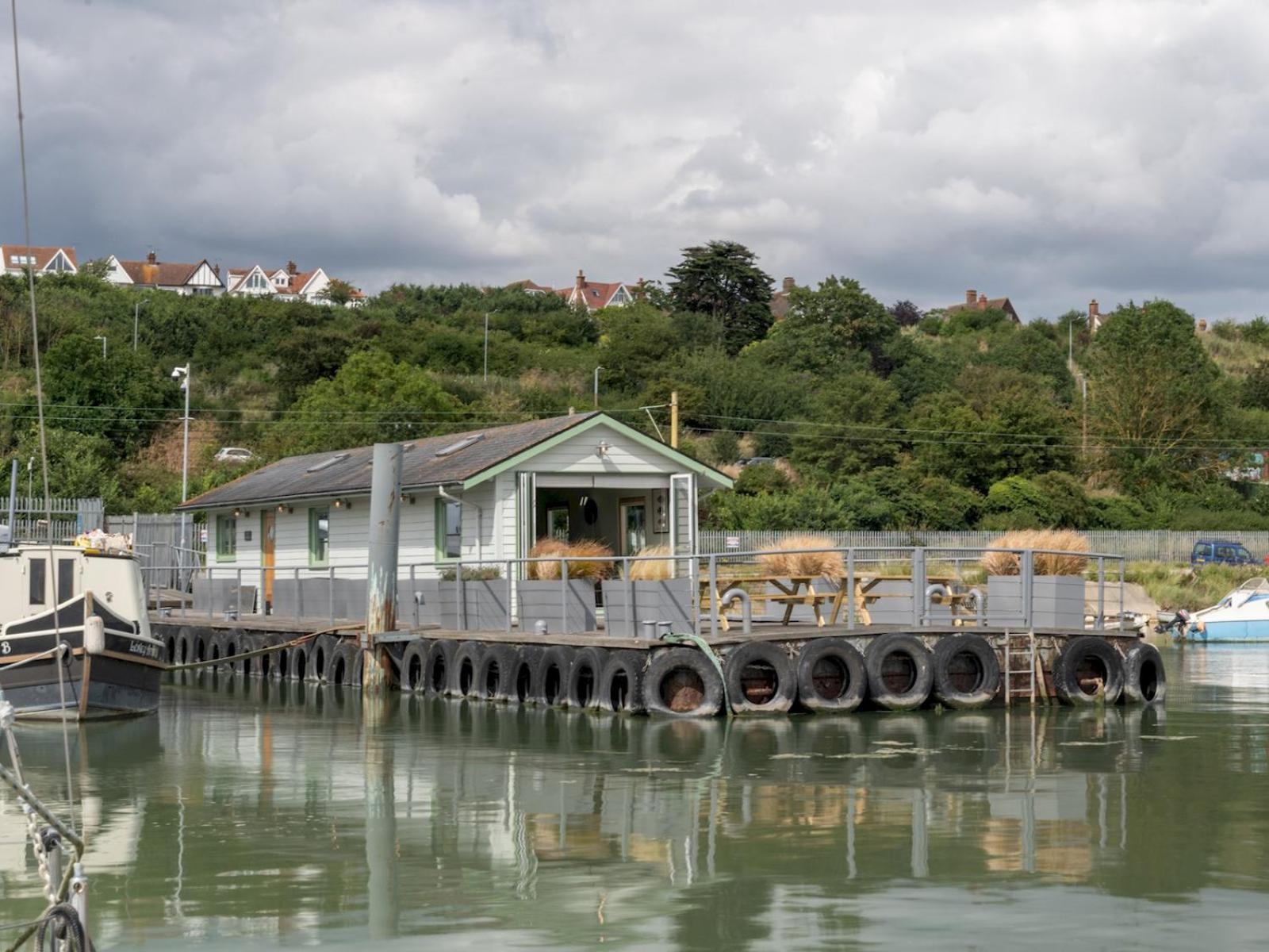 Pass The Keys The Pontoon Villa Southend-on-Sea Exterior photo